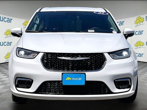 Used 2023 Chrysler Pacifica Touring-L FWD image 2