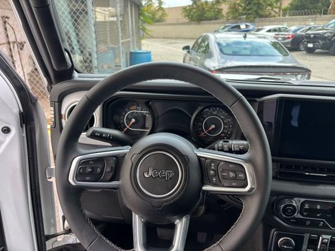 Used 2025 Jeep Wrangler Sahara image 34