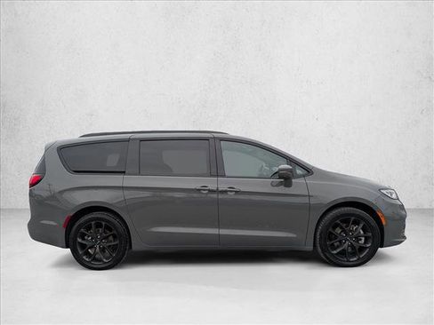 Used 2021 Chrysler Pacifica Limited w/ Uconnect Theater Family Group image 4