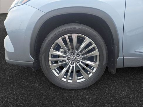 Certified 2020 Toyota Highlander Limited AWD/4WD image 4