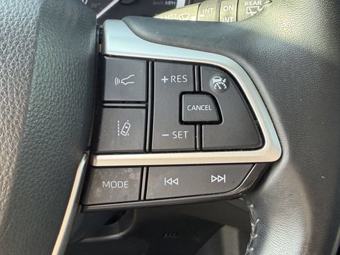 Used 2024 Toyota Highlander LE AWD/4WD image 15