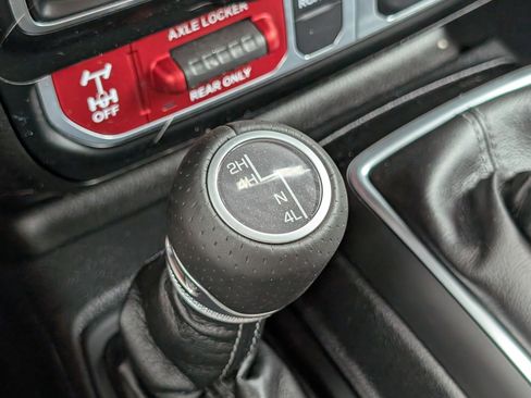 Used 2024 Jeep Gladiator Mojave image 13