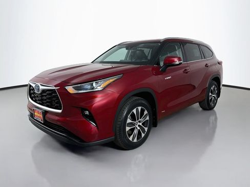 Used 2021 Toyota Highlander XLE AWD/4WD image 3
