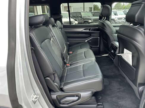 New 2025 Jeep Wagoneer 4WD w/ Premium Group I image 17