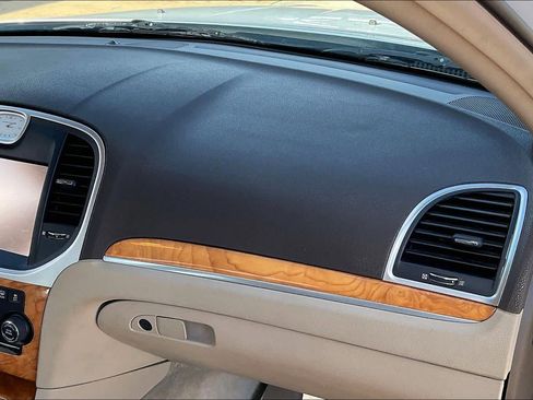 Used 2013 Chrysler 300 C image 18