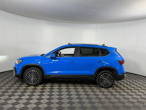 Used 2025 Volkswagen Taos SE w/ Panoramic Sunroof Package FWD image 10