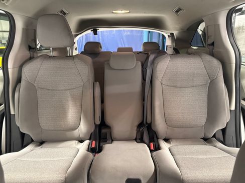 Used 2022 Toyota Sienna LE FWD image 32
