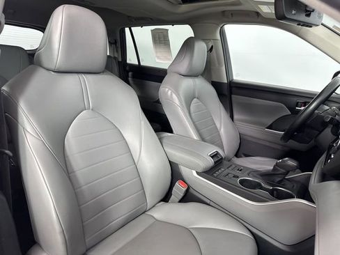 Used 2022 Toyota Highlander XLE AWD/4WD image 26
