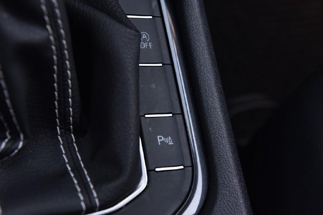 Certified 2023 Volkswagen Tiguan SE R-Line AWD/4WD image 18