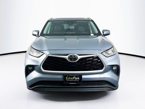 Used 2020 Toyota Highlander XLE FWD image 2