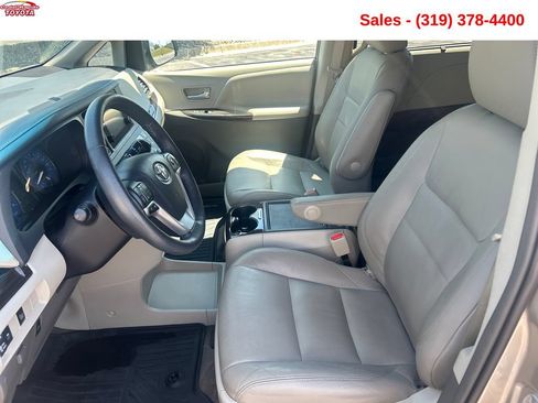 Used 2017 Toyota Sienna XLE FWD image 10