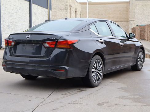 Used 2024 Nissan Altima 2.5 SV FWD image 3