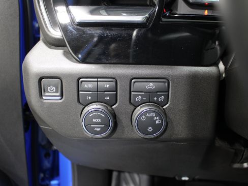 Used 2025 Chevrolet Silverado 1500 LT AWD/4WD image 9