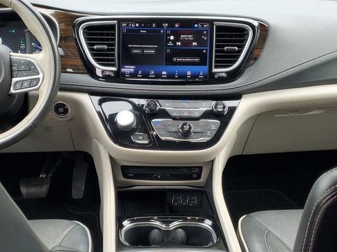 Used 2021 Chrysler Pacifica Limited w/ Uconnect Theater Family Group FWD image 38
