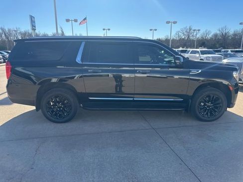 Used 2023 GMC Yukon XL SLT w/ SLT Premium Package image 6