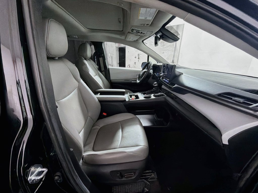 Used 2025 Toyota Sienna XLE FWD image 27