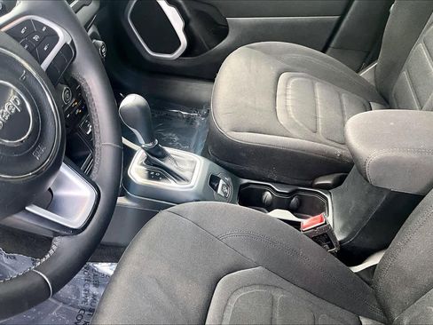Used 2020 Jeep Renegade Latitude w/ Popular Equipment Group FWD image 17