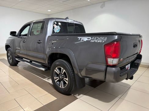 Used 2017 Toyota Tacoma TRD Sport w/ Tow Package (A/T) AWD/4WD image 3
