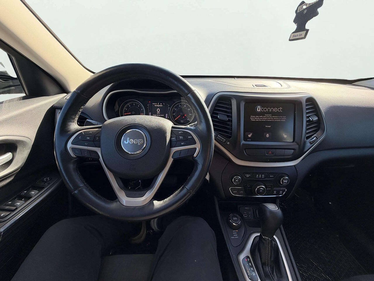 Used 2015 Jeep Cherokee Latitude w/ Cold Weather Group AWD/4WD image 15