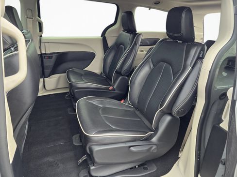 Used 2022 Chrysler Pacifica Limited FWD image 17