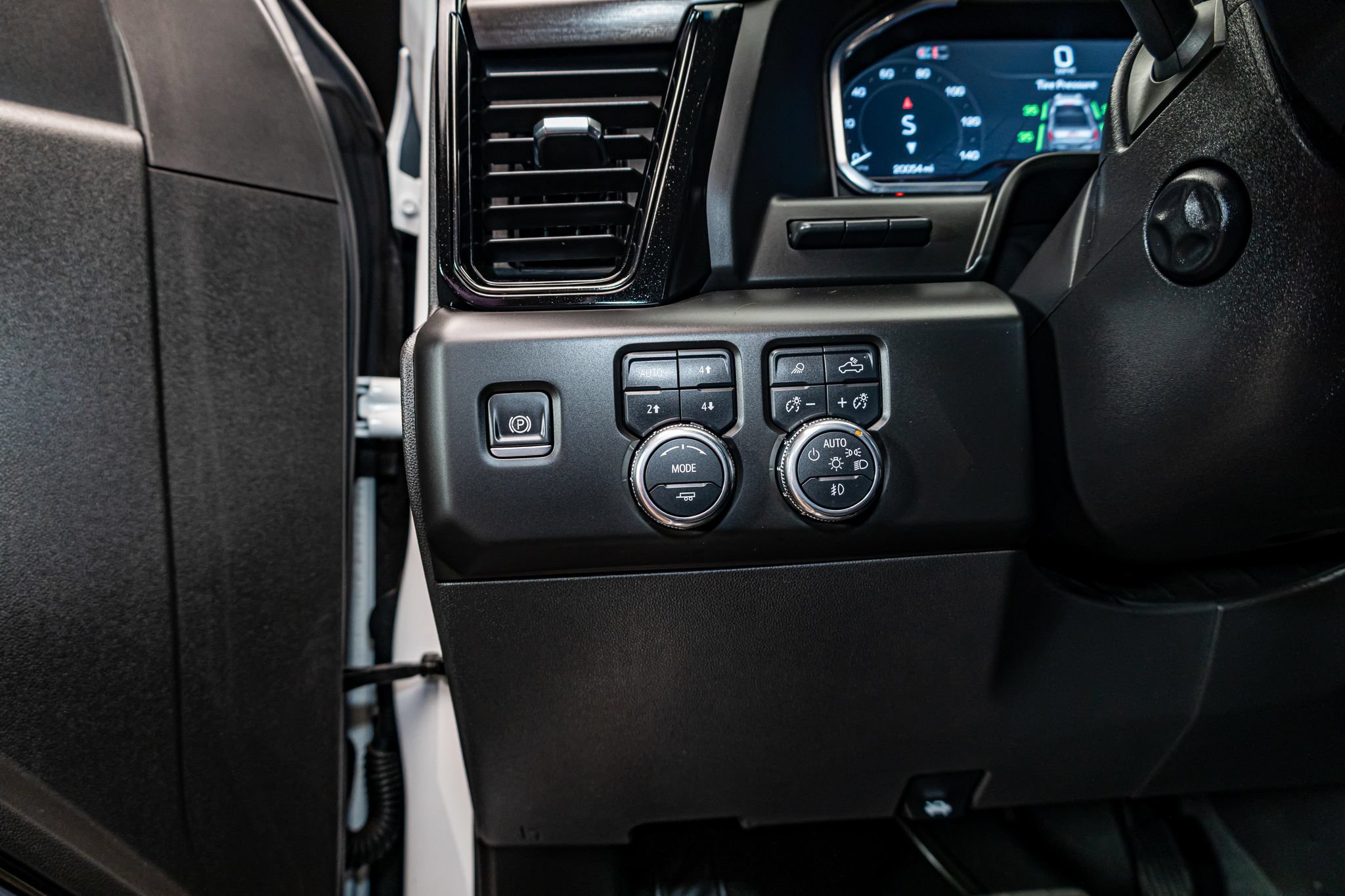 Used 2025 GMC Sierra 1500 AT4X AWD/4WD image 18