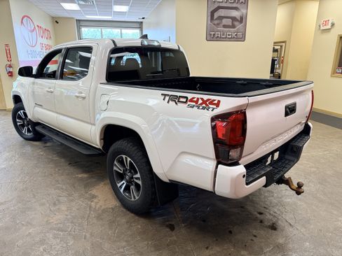 Used 2019 Toyota Tacoma TRD Sport w/ Technology Package AWD/4WD image 9