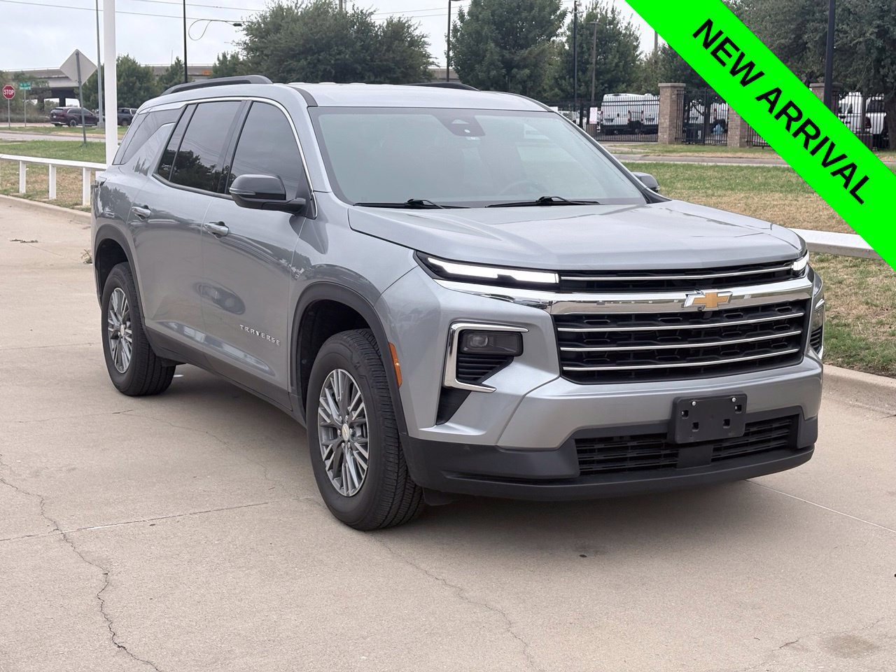 Used 2025 Chevrolet Traverse LT FWD image 1