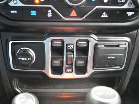 Used 2023 Jeep Wrangler Unlimited w/ Sun & Screen Package image 48