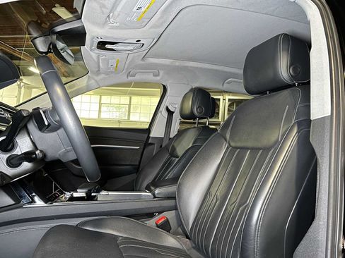 Used 2019 Audi e-tron Prestige w/ Prestige Package AWD/4WD image 24