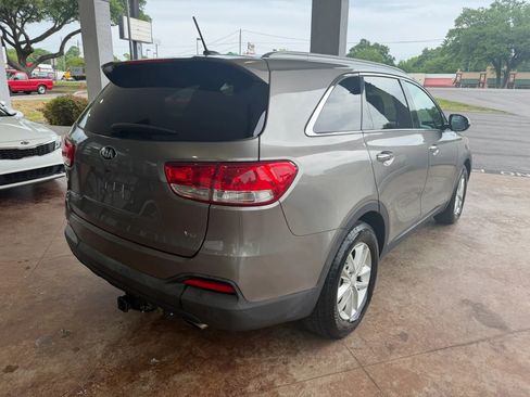 Used 2017 Kia Sorento LX FWD image 6