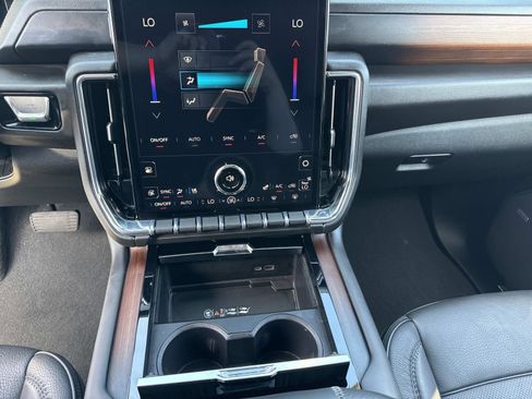 Used 2025 GMC Yukon Denali image 28