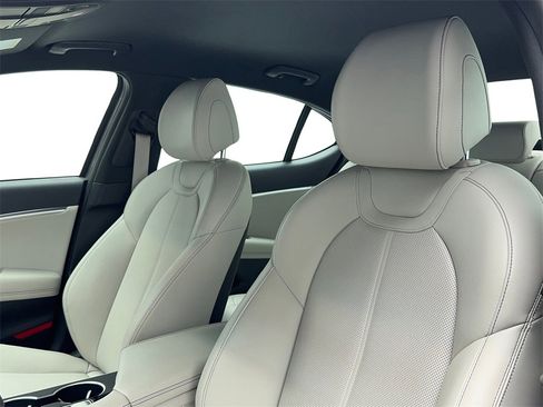 Used 2025 Genesis G70 2.5T image 35