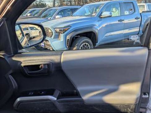 Certified 2022 Toyota Tacoma SR5 w/ SR5 Appearance Package (SM) AWD/4WD image 17