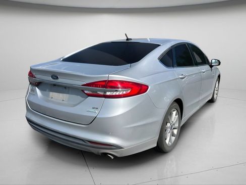 Used 2017 Ford Fusion SE w/ Fusion SE Technology Package FWD image 5