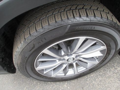 Used 2019 Toyota Highlander XLE image 10