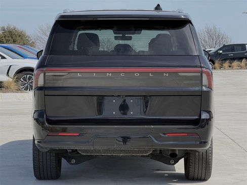 Used 2025 Lincoln Navigator Reserve image 5