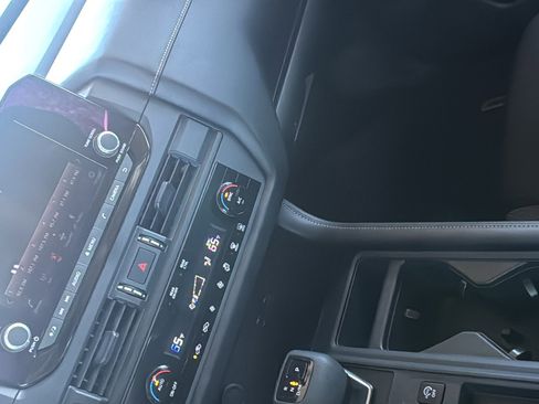 Used 2024 Nissan Pathfinder S image 28