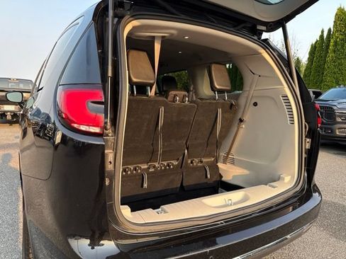 Used 2024 Chrysler Pacifica Touring-L FWD image 15