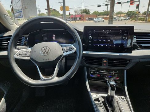 Used 2025 Volkswagen Jetta SE FWD image 6