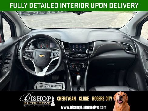 Used 2021 Chevrolet Trax LT w/ Premium Seat Package FWD image 3