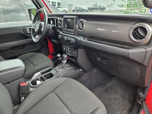 Used 2018 Jeep Wrangler Unlimited Sahara AWD/4WD image 6
