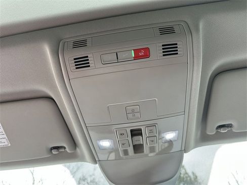 Used 2023 Volkswagen Taos SE w/ Panoramic Sunroof Package image 25