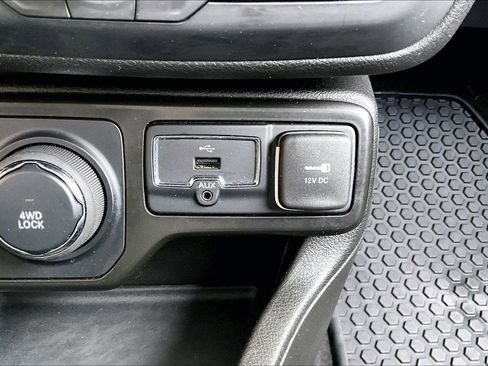 Certified 2023 Jeep Renegade Latitude w/ Premium Group image 32