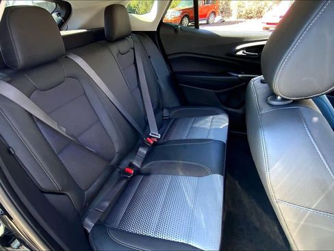 Used 2025 Chevrolet Trax LT w/ LT Convenience Package image 19