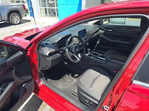 Used 2025 Nissan Altima 2.5 SV FWD image 10