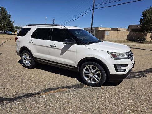 Used 2017 Ford Explorer XLT w/ Equipment Group 202A AWD/4WD image 10