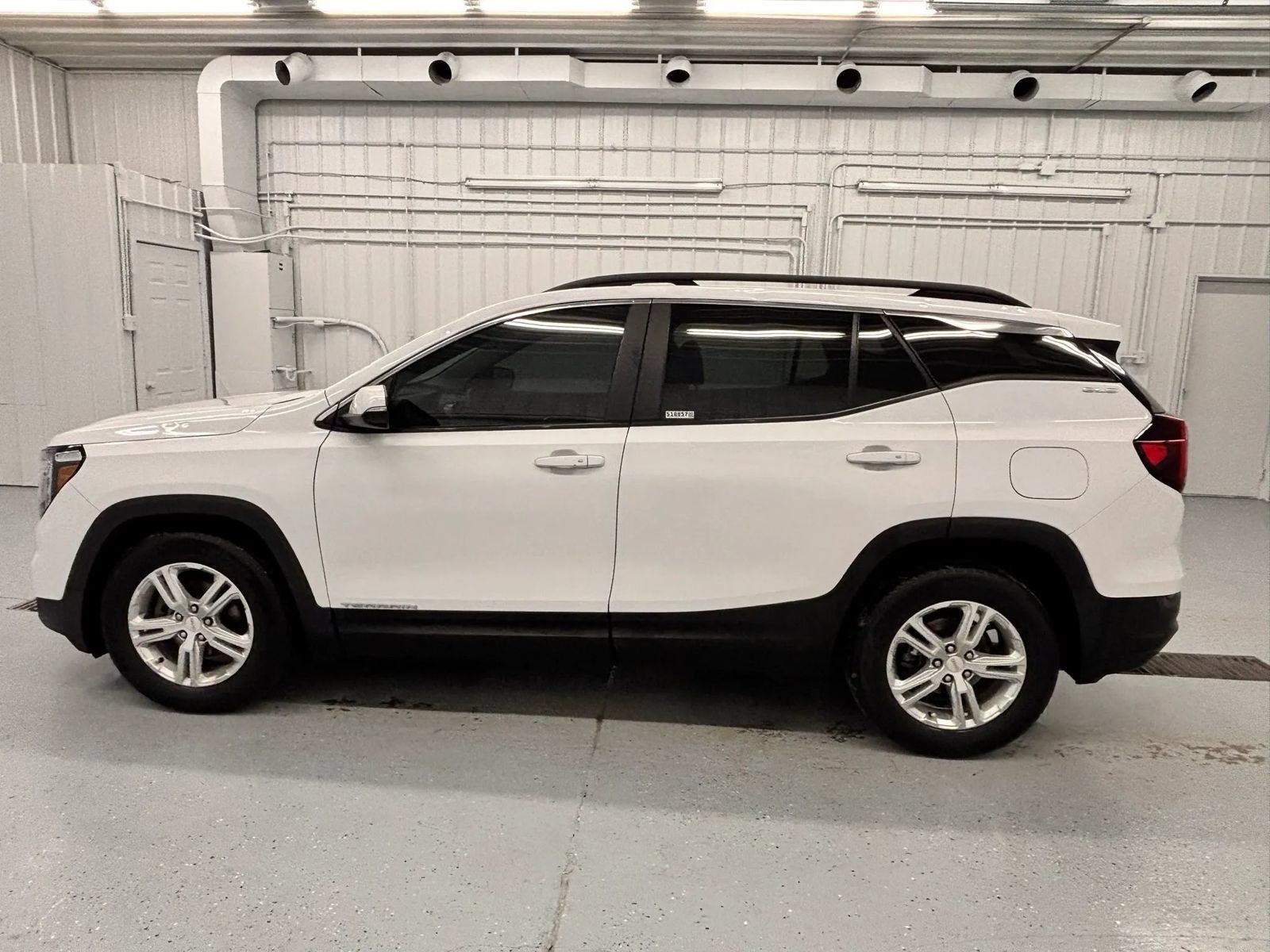 Used 2022 GMC Terrain SLE w/ Driver Convenience Package FWD image 3