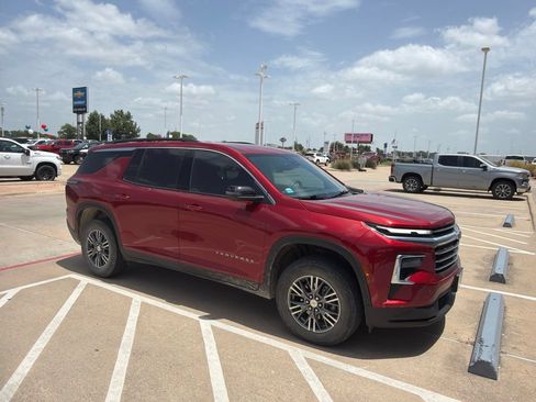 Used 2024 Chevrolet Traverse LT FWD image 1