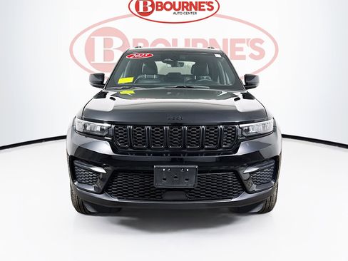 Used 2025 Jeep Grand Cherokee Altitude image 4