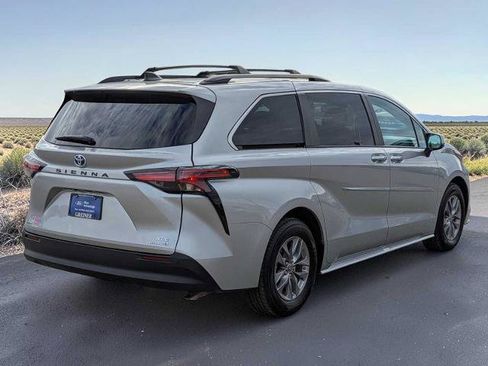 Used 2022 Toyota Sienna XLE AWD/4WD image 6